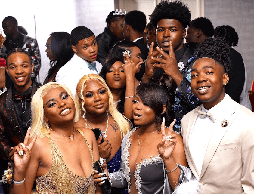 Prom photography: group of teens in formalwear smiling and posing together